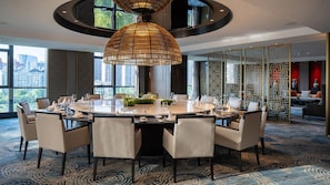 2 restaurants, breakfast, lunch served; local and international cuisine