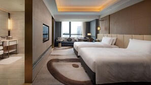 Premium-huone, 2 parisänkyä, club-loungen käyttöoikeus | 1 makuuhuone, untuvapeitot, tallelokero huoneessa, työpöytä