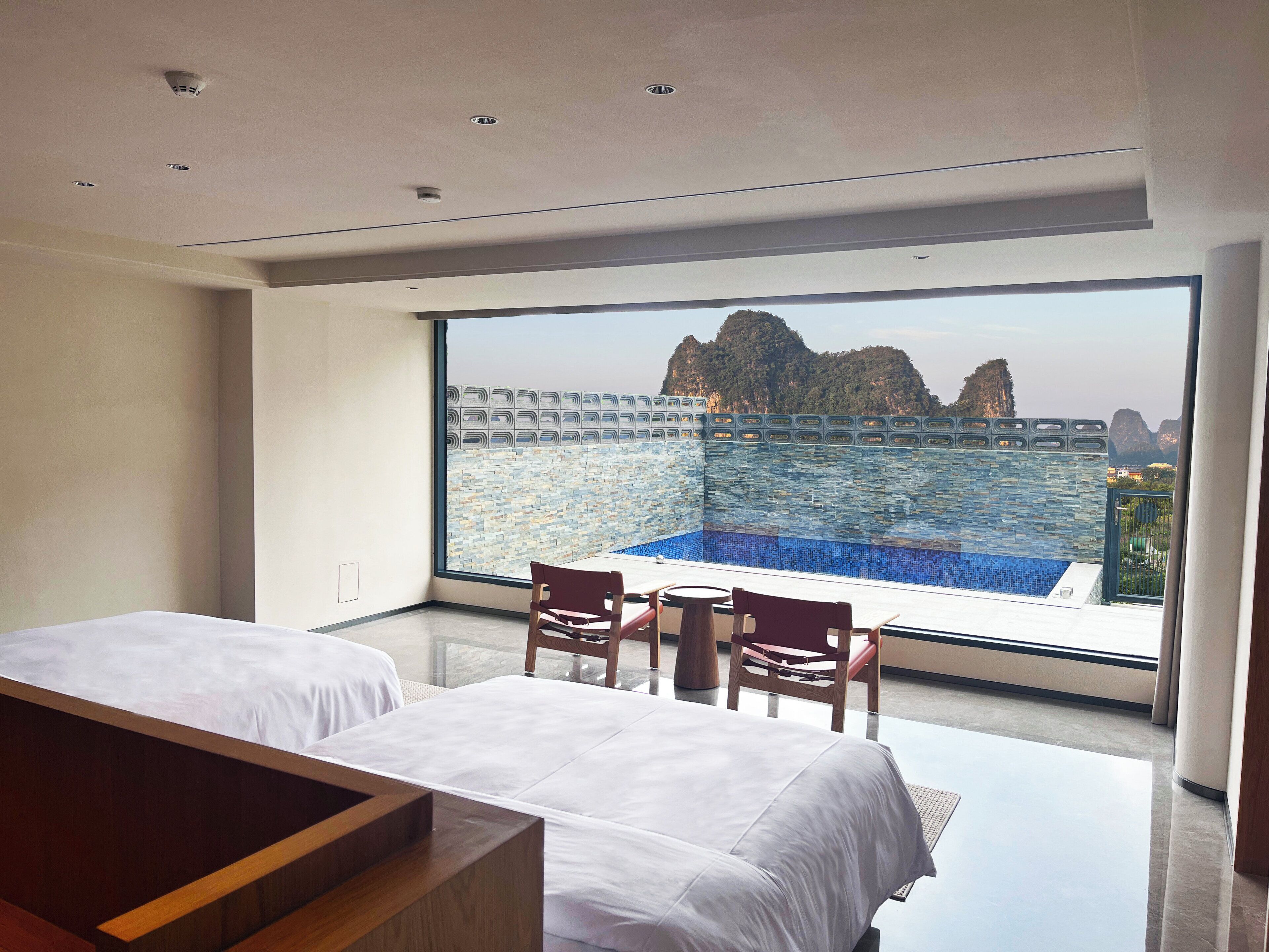 Suíte, 1 quarto, sacada | Roupas de cama premium, edredons de pluma