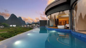 Premier suite (Sky View, Outdoor Private Pool) | Luxe beddengoed, donzen dekbedden, bedden met traagschuimmatras