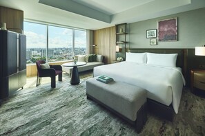 Dundyner, senger med overmadrass, minibar og safe på rommet