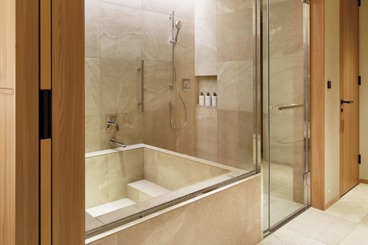 Combined shower/bathtub, deep-soaking bathtub, rainfall showerhead