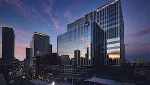 A modern glass building with the sign "INTERCONTINENTAL" at the top.