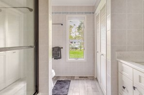 Secadora de cabello, toallas, jabón, papel de baño 