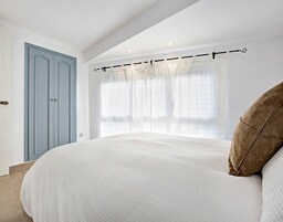 Apartamento | 1 dormitorio y tabla de planchar con plancha