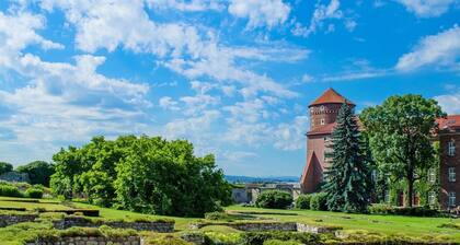 Historic Podgórze Haven: Mezzanine, Modern Comfort & Vistula Proximity