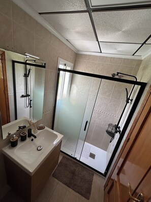 Shower, hair dryer, bidet, towels - El secreto de cristal (Los Nietos)