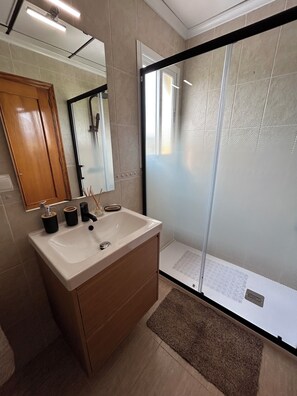 Chuveiro, secador de cabelo, bidê, toalhas de banho