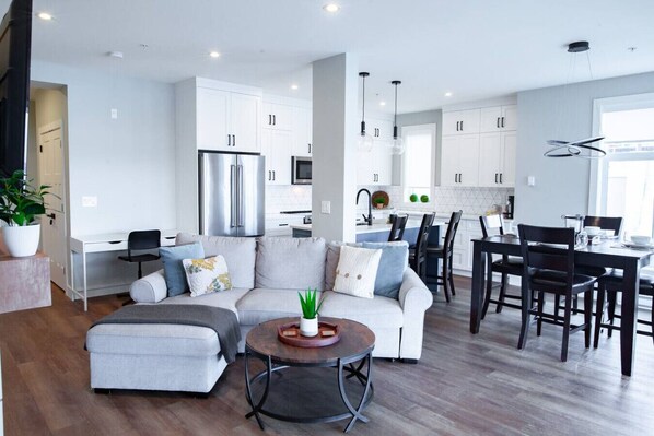 Smart TV, fireplace - The Oasis | Lake + Mtn Views + Fireplace + Sleeps 6 (Harrison Hot Springs)