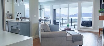 The Oasis | Lake + Mtn Views + Fireplace + Sleeps 6