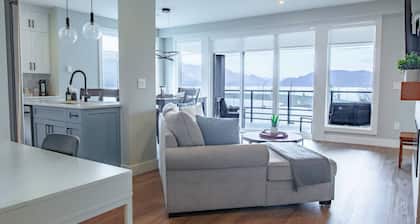 The Oasis | Lake + Mtn Views + Fireplace + Sleeps 6