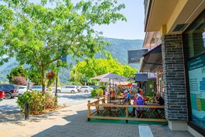 Outdoor dining - The Oasis | Lake + Mtn Views + Fireplace + Sleeps 6 (Harrison Hot Springs)