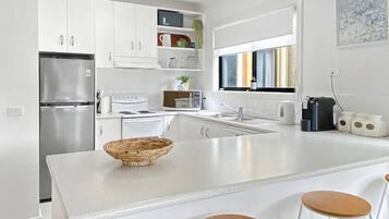 Geladeira, micro-ondas, fogão, cooktop