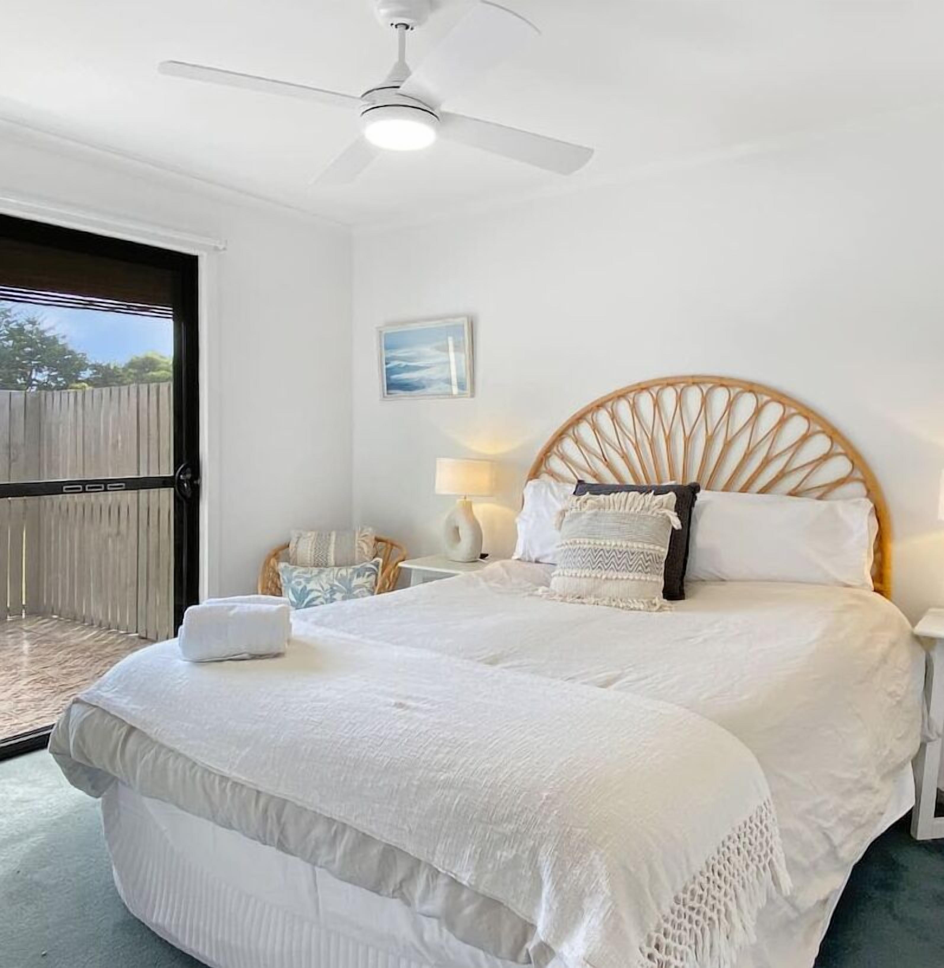 2 chambres, bureau, fer et planche à repasser, lit parapluie