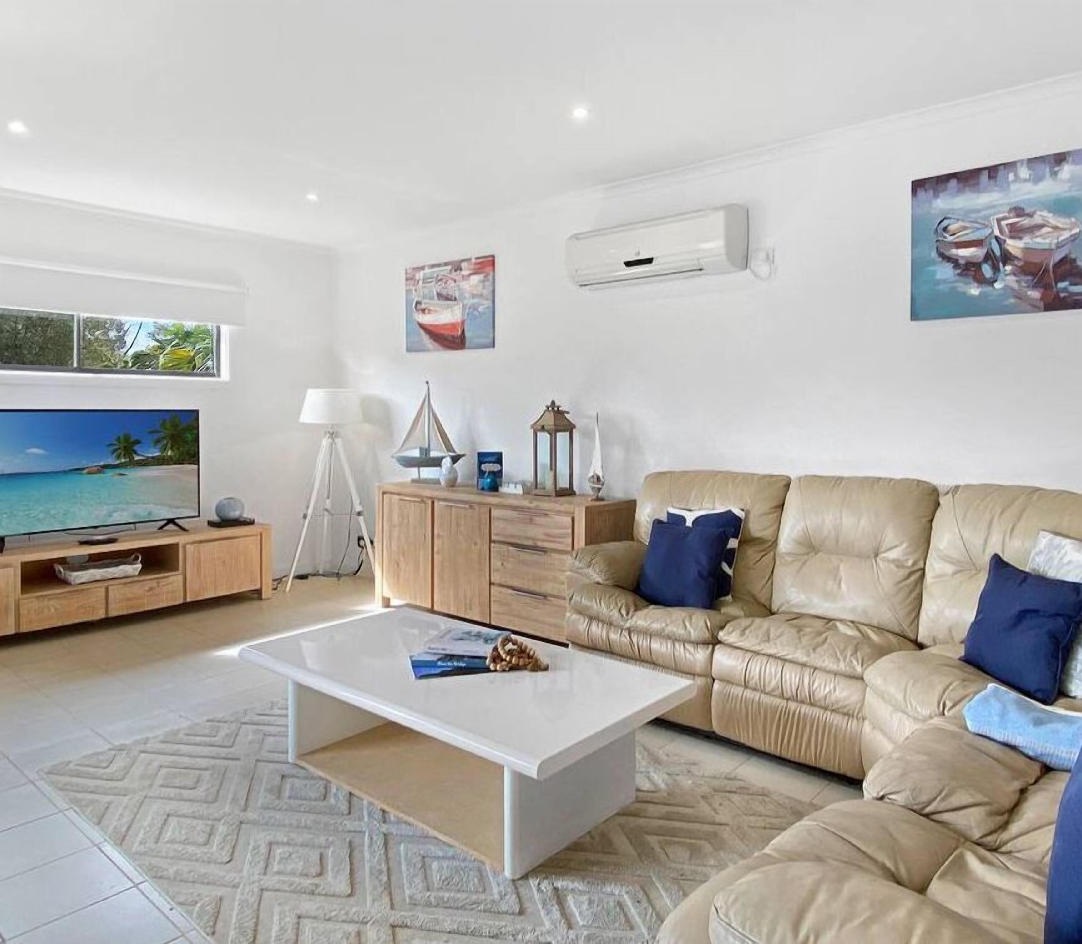 Een smart-tv en boeken