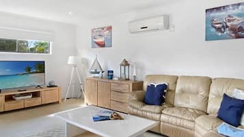 Een smart-tv en boeken