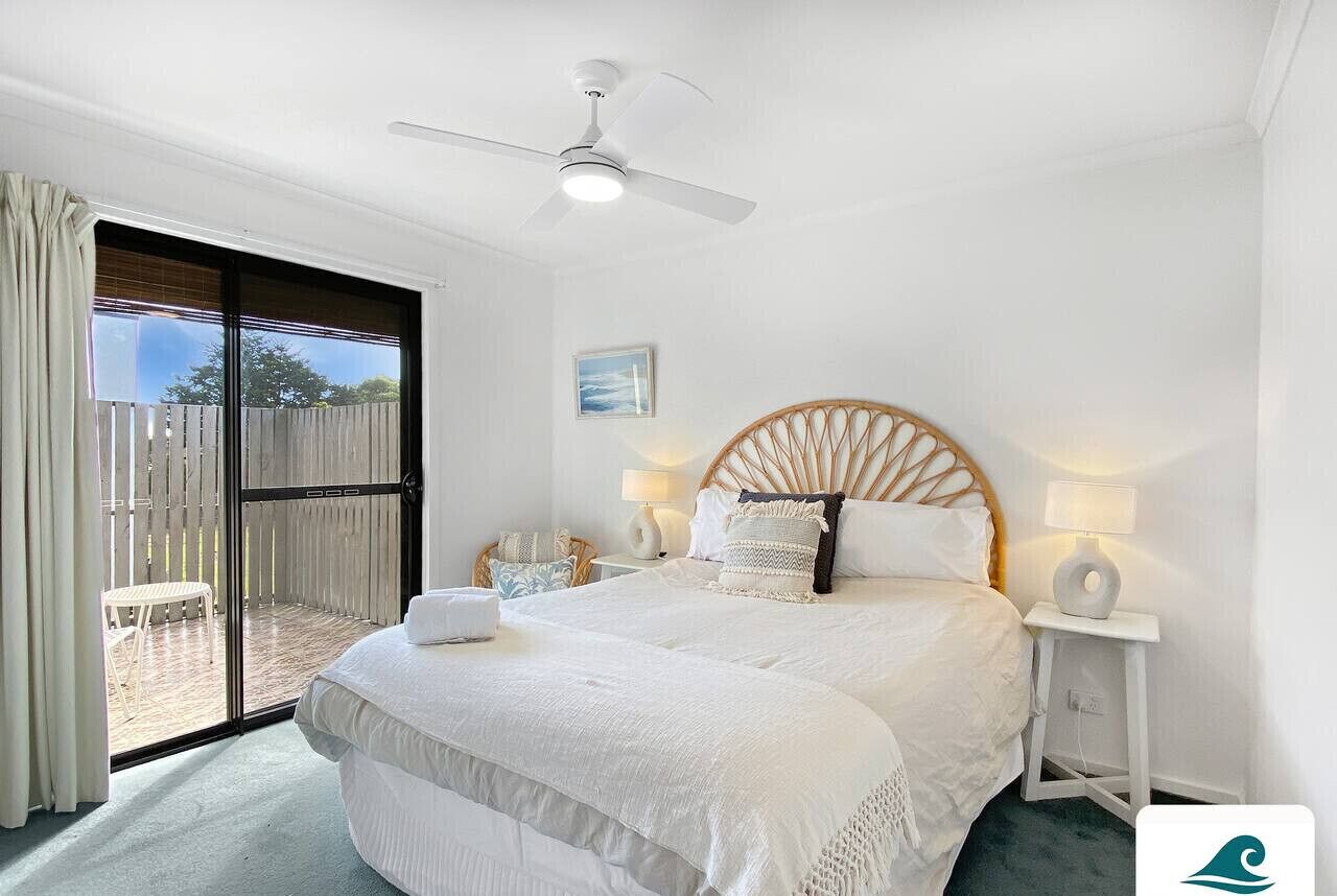 2 habitaciones, escritorio y tabla de planchar con plancha 