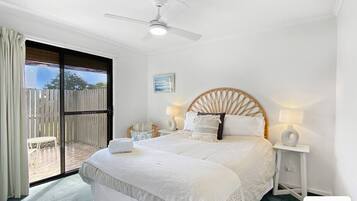 2 dormitorios, escritorio, tabla de planchar con plancha y cuna de viaje