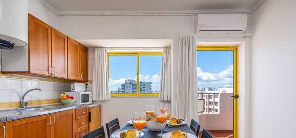 Dining - #303 Atlântida Praia da Rocha by Home Holidays (Portimão)