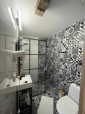 Apartemen, pemandangan laguna | Kamar mandi | Shower, pengering rambut, handuk, dan tisu toilet
