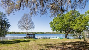 Un pabellón, un lago y barcos.