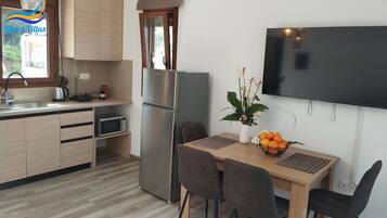 Fridge, microwave, oven, coffee/tea maker