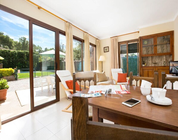 Villa | Dining - Villa in Costa Brava With Pool Near Beach (Begur)