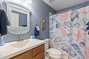 Shower, hair dryer, towels - Beachside 2 Condos - Steps to The Hangout! (Gulf Shores)