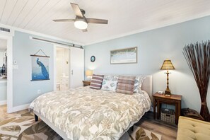 2 soverom, skrivebord, strykejern/-brett og reiseseng for barn