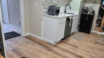 Frigorifero, microonde, lavastoviglie, macchina per tè/caffè