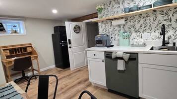 Geladeira, micro-ondas, lava-louças, cafeteira/chaleira