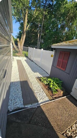 Terrace/patio - Cozy 1 bedroom basemant apt with private entrance and AC in the heart of Salem (Salem)