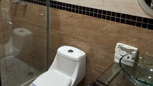 Shower, towels, soap, shampoo - Hotel Diaz (Tijuana)
