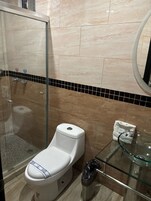 Ducha, toallas, jabón, shampoo