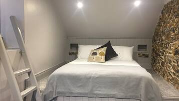 2 bedrooms, iron/ironing board, travel cot, WiFi