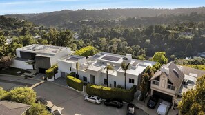 Exterior - A peaceful, blue-themed retreat (Beverly Hills)