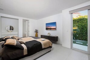 5 bedrooms, iron/ironing board - A peaceful, blue-themed retreat (Beverly Hills)