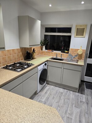 Geladeira, micro-ondas, fogão, cooktop