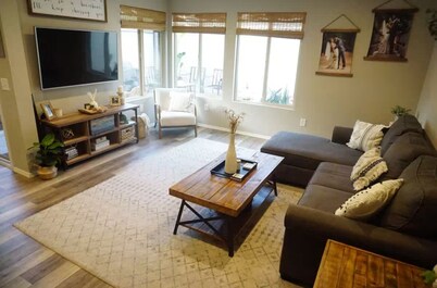 Cozy 2-bedroom condo in peaceful Riverside - Entire Place