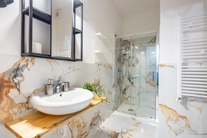 Shower, hair dryer, bidet, towels - Domus Aqua Alexandrina by Rentbeat (Roma)