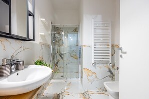 Shower, hair dryer, bidet, towels - Domus Aqua Alexandrina by Rentbeat (Roma)