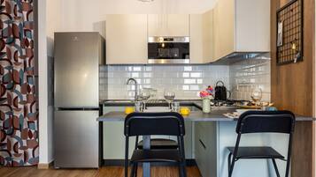 Fridge, microwave, stovetop, dishwasher