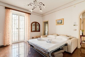3 bedrooms, iron/ironing board, WiFi, bed sheets