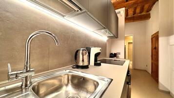 Frigorifero, microonde, forno, piano cottura