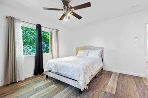 3 slaapkamers, een strijkplank/strijkijzer, wifi, beddengoed