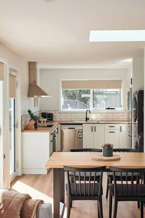Fridge, microwave, oven, stovetop - Welcome to Birch BnB (Newstead)