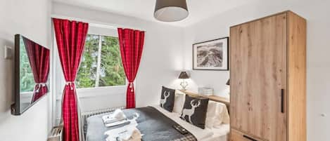 1 dormitori, planxa i posts de planxar, wifi i roba de llit