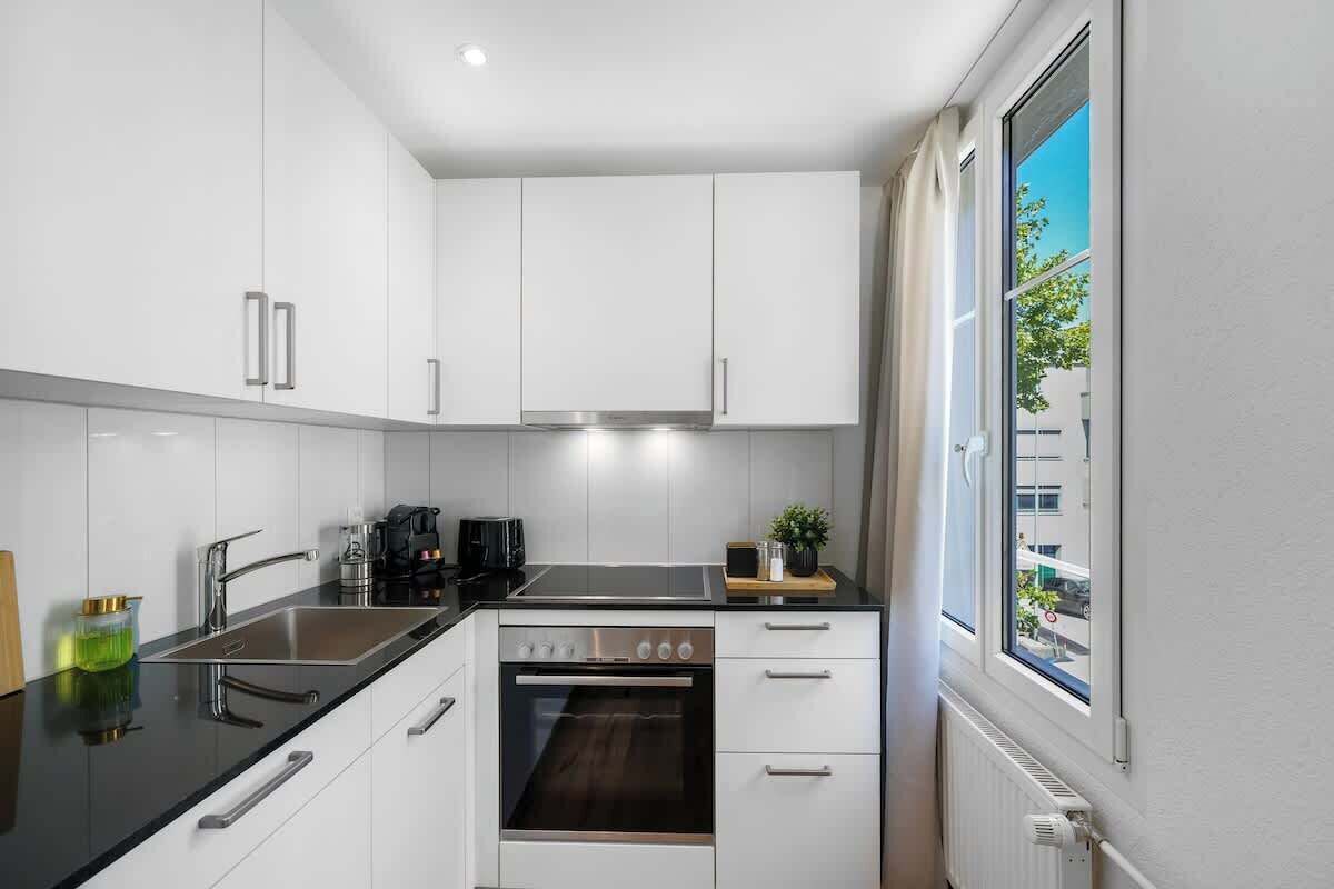 Kjøleskap, ovn, kokeplater og oppvaskmaskin