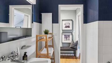 Een douche, gratis toiletartikelen, een haardroger, handdoeken