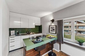 Fridge, oven, stovetop, coffee/tea maker